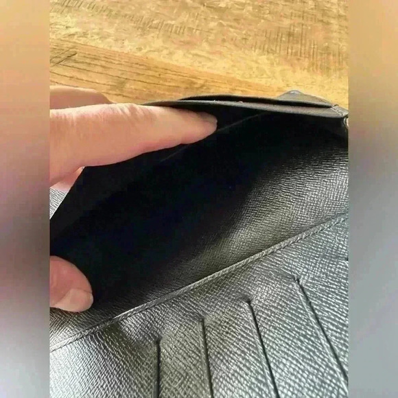 🎉❤️Louis Vuitton Epi Brazza Wallet ~Epi Leather~ Black ~ EUC!~ 💯 % Authentic - Picture 5 of 8